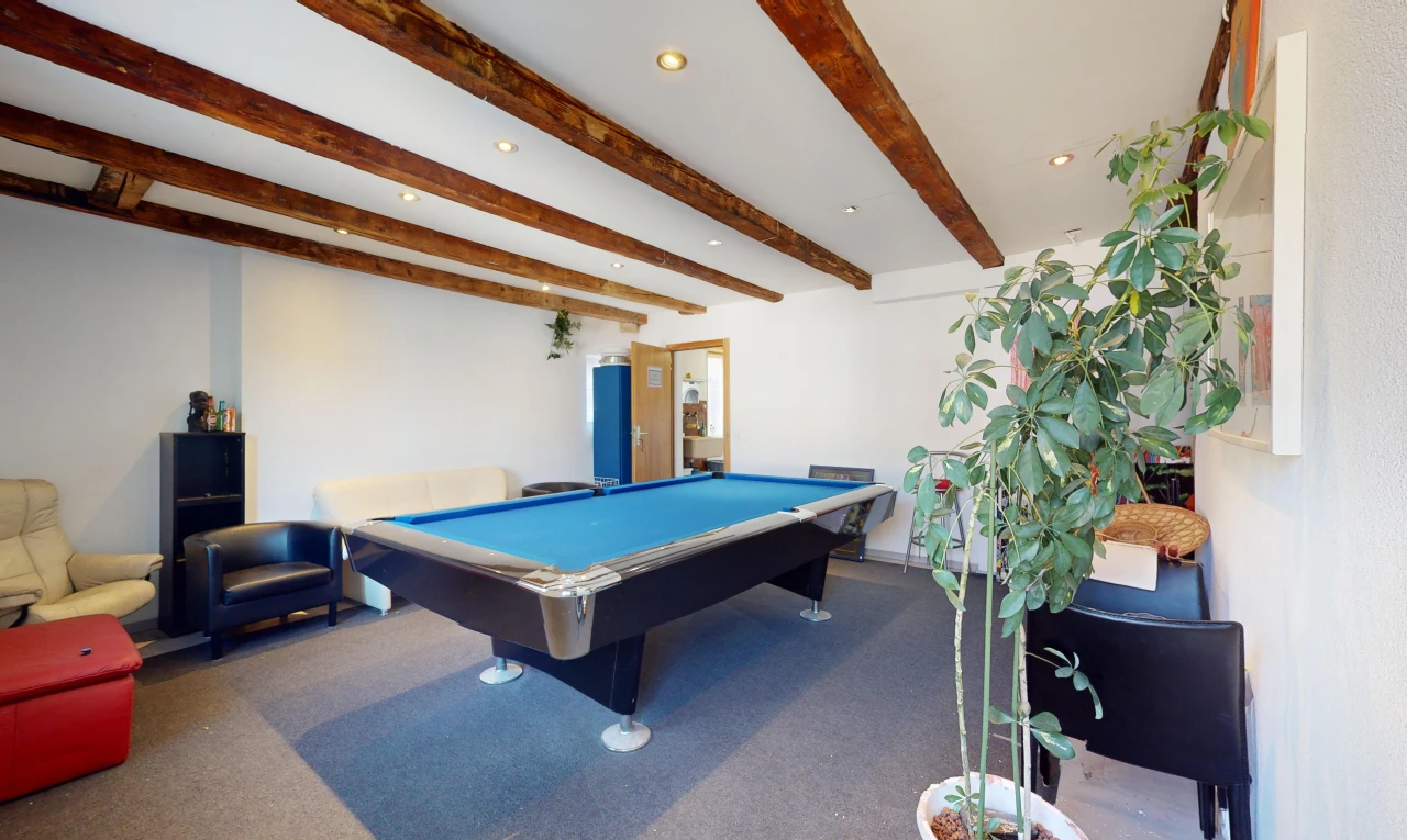 chambre avec billard, poutres apparentes, et moquette