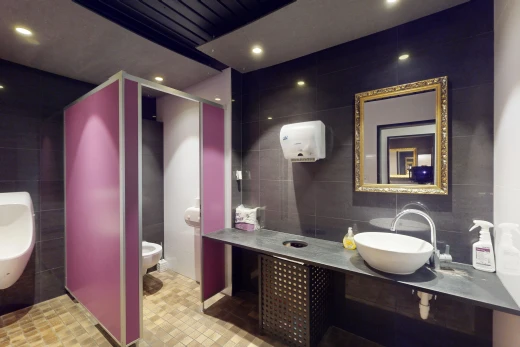 bad mit fliesenwand, waschbecken, toilette, und spiegel
