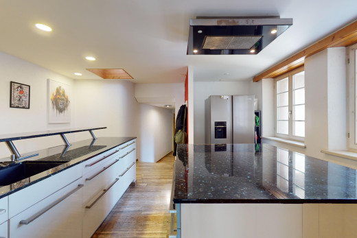 küche mit kücheninsel, parkettboden, kühlschrank, natürliches licht, und weiße schränke