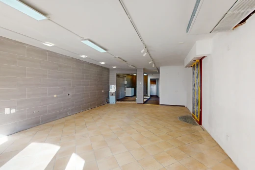 leerer raum mit deckenbeleuchtung