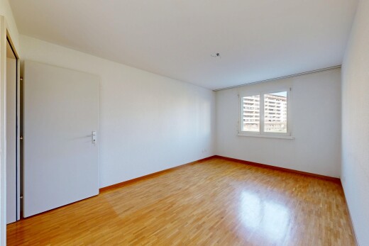 pièce vide avec inside property, sol en finition bois, wood finish floor, lumière naturelle, et natural light