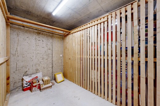 pièce vide avec sol en béton, concrete floor, inside property, unfinished concrete floor, et mur en béton