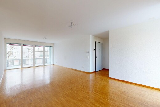 pièce vide avec inside community, sol en finition bois, wood finish floor, lumière naturelle, et natural light