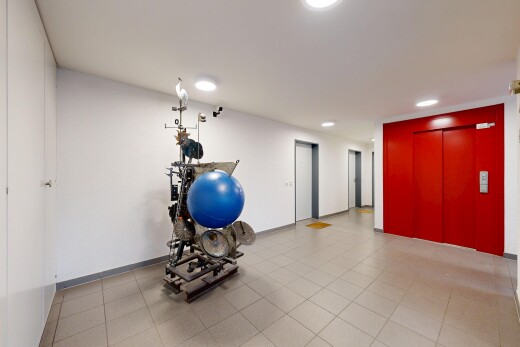 gym avec cloison sèche, drywall, ascenseur, plinthes murales, et baseboards wall