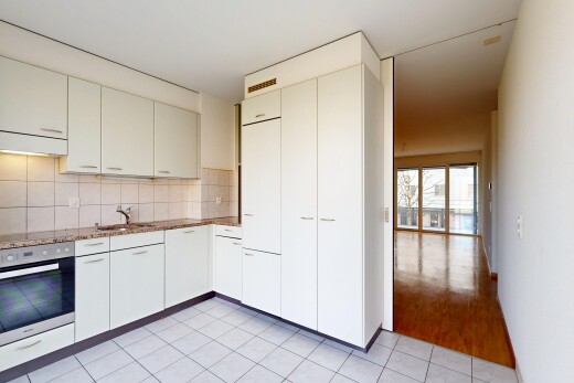 cuisine avec four, dosseret, backsplash, light floor, et inside property