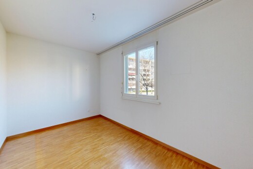 pièce vide avec sol en finition bois, wood finish floor, inside property, cloison sèche, et drywall