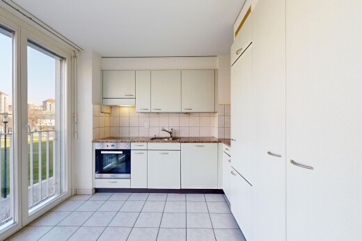 cuisine avec four, backsplash, dosseret, light floor, et plans de travail