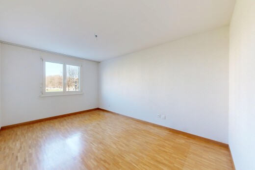 pièce vide avec sol en finition bois, wood finish floor, inside property, lumière naturelle, et natural light