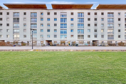 extérieur du bâtiment avec day time, vue sur le complexe d'appartements, apartment complex view, et from community