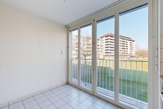 pièce vide avec apartment complex view, lumière naturelle, natural light, day time, et sol en carrelage