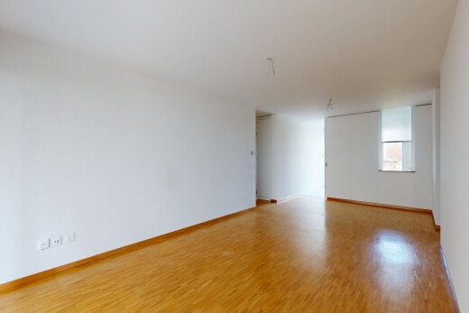 pièce vide avec inside property, sol en finition bois, wood finish floor, cloison sèche, et drywall