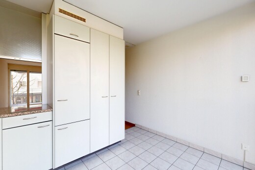 cuisine avec light floor, inside property, drywall, cloison sèche, et natural light