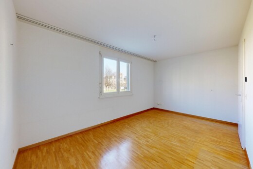 pièce vide avec wood finish floor, sol en finition bois, drywall, cloison sèche, et baseboards wall