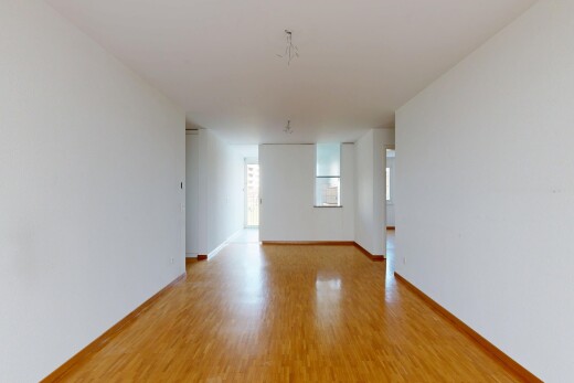 pièce vide avec inside property, sol en finition bois, wood finish floor, cloison sèche, et drywall