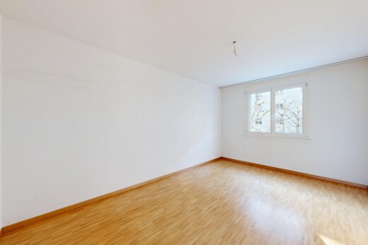 pièce vide avec wood finish floor, sol en finition bois, drywall, cloison sèche, et inside property