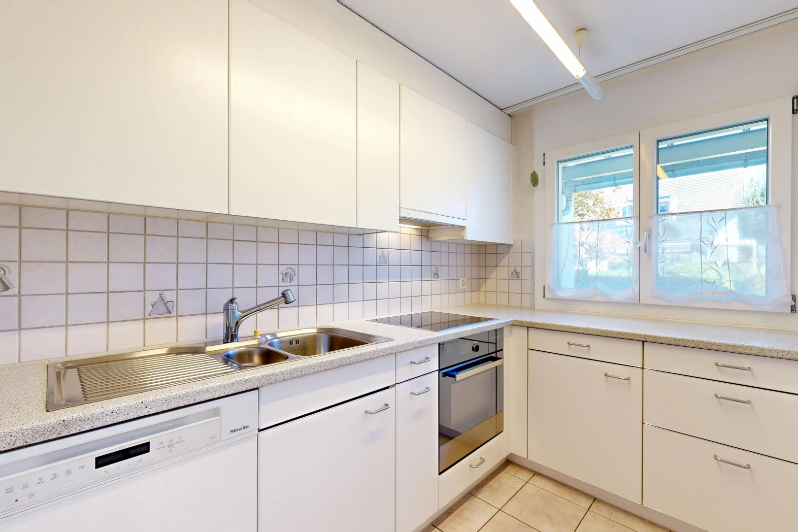 küche mit light countertops, arbeitsplatten, geschirrspülmaschine, light floor, und ofen