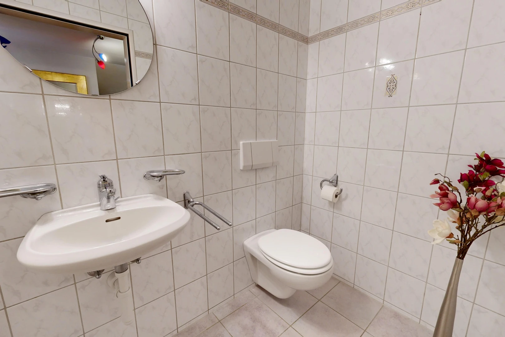 bad mit tile wall, fliesenwand, spiegel, gäste-wc, und waschbecken