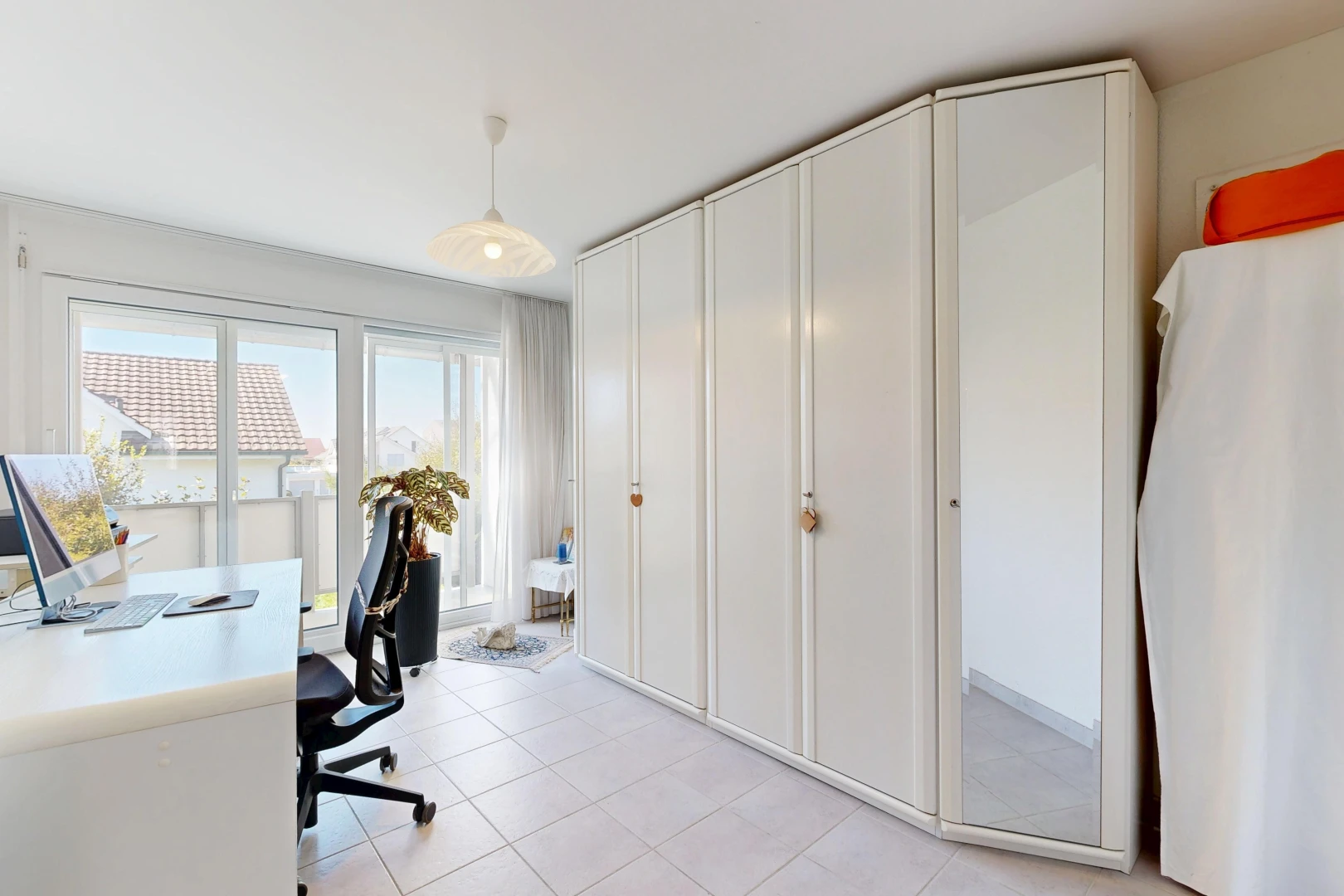 büro mit pendelleuchte, light floor, fernseher, tile floor, und fliesenboden