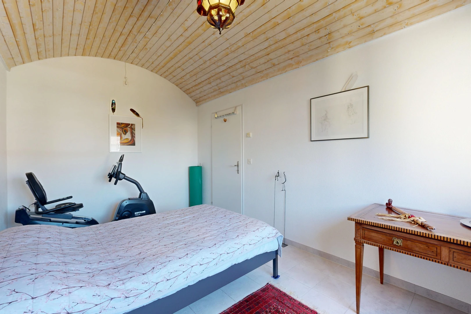 zimmer / schlafzimmer mit high end ceiling, drywall, gipskartonwand, barrel ceiling, und tonnengewölbe
