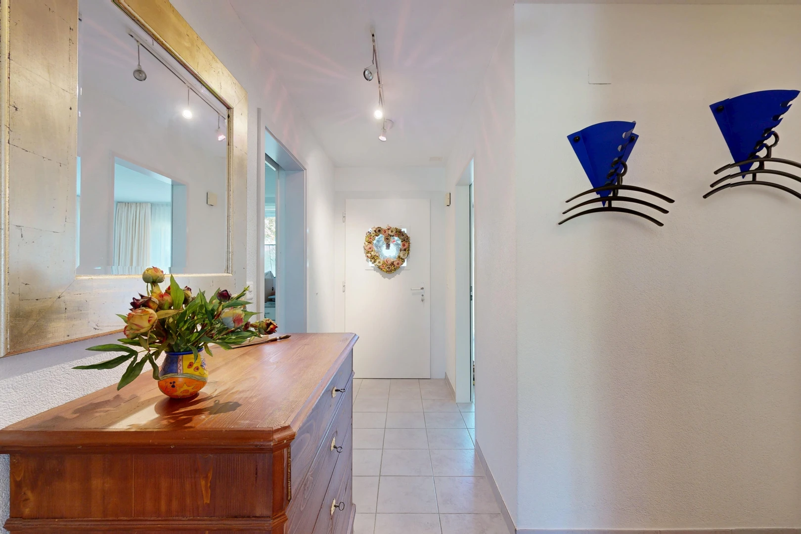 halle / korridor mit inside property, drywall, gipskartonwand, tile floor, und fliesenboden