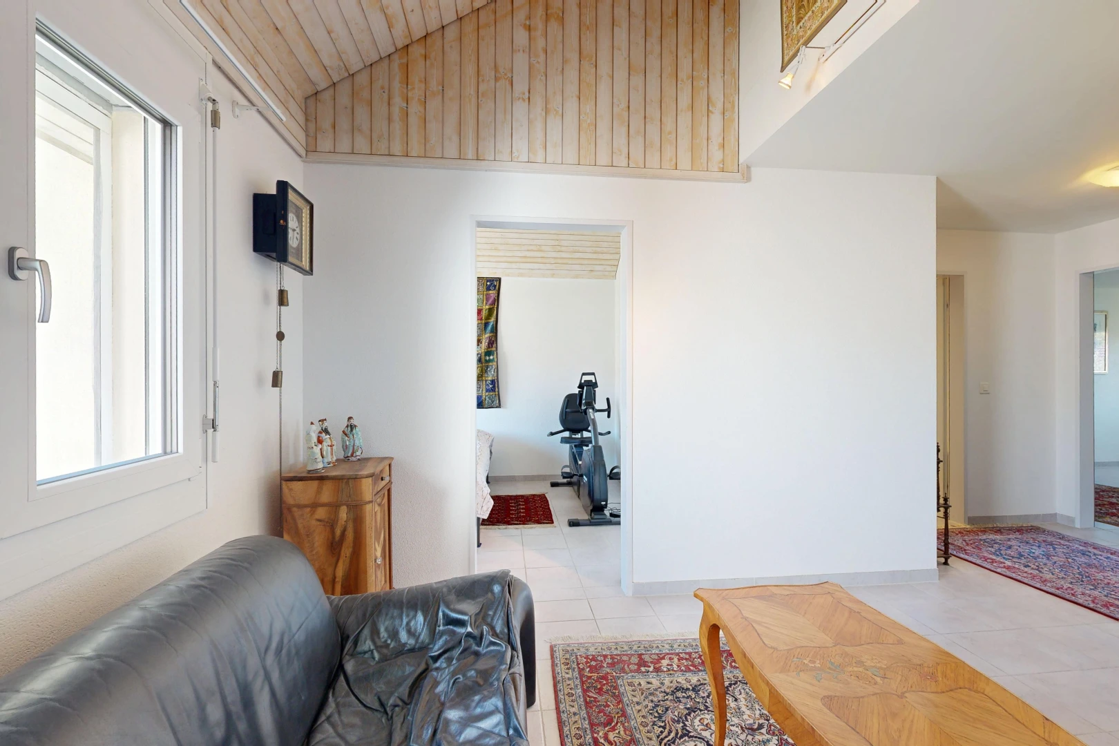 wohnzimmer mit drywall, gipskartonwand, inside property, vaulted ceiling, und dachschräge