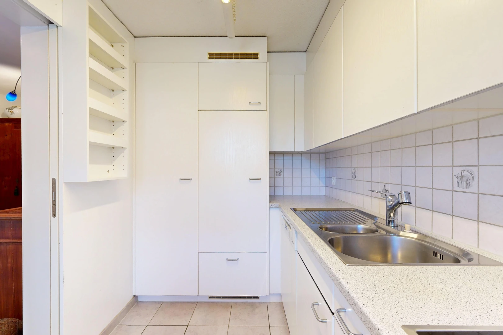 küche mit light countertops, arbeitsplatten, white cabinets, weiße schränke, und waschbecken
