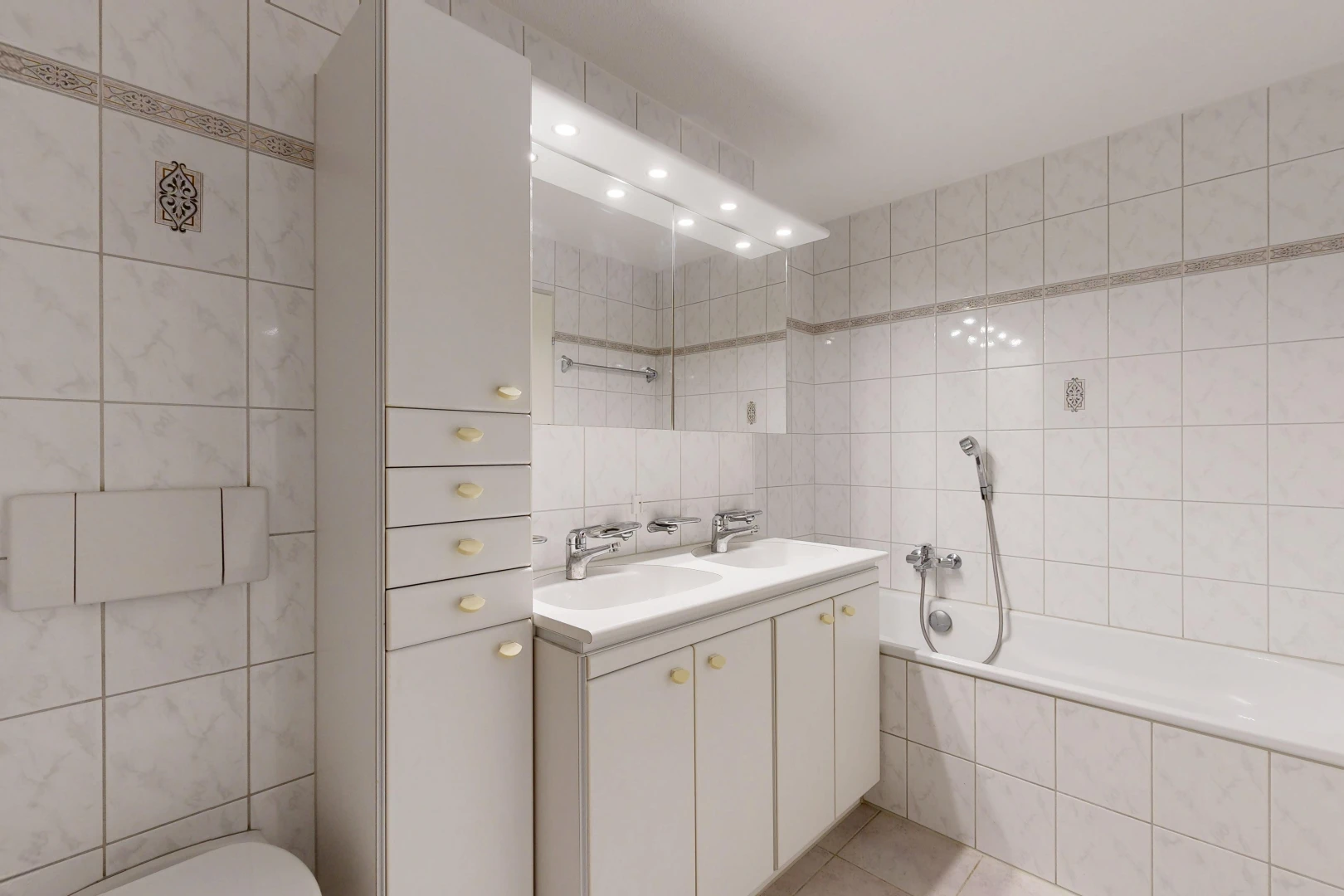 bad mit fliesenwand, tile wall, komplettes badezimmer, doppelwaschtisch, und inside property