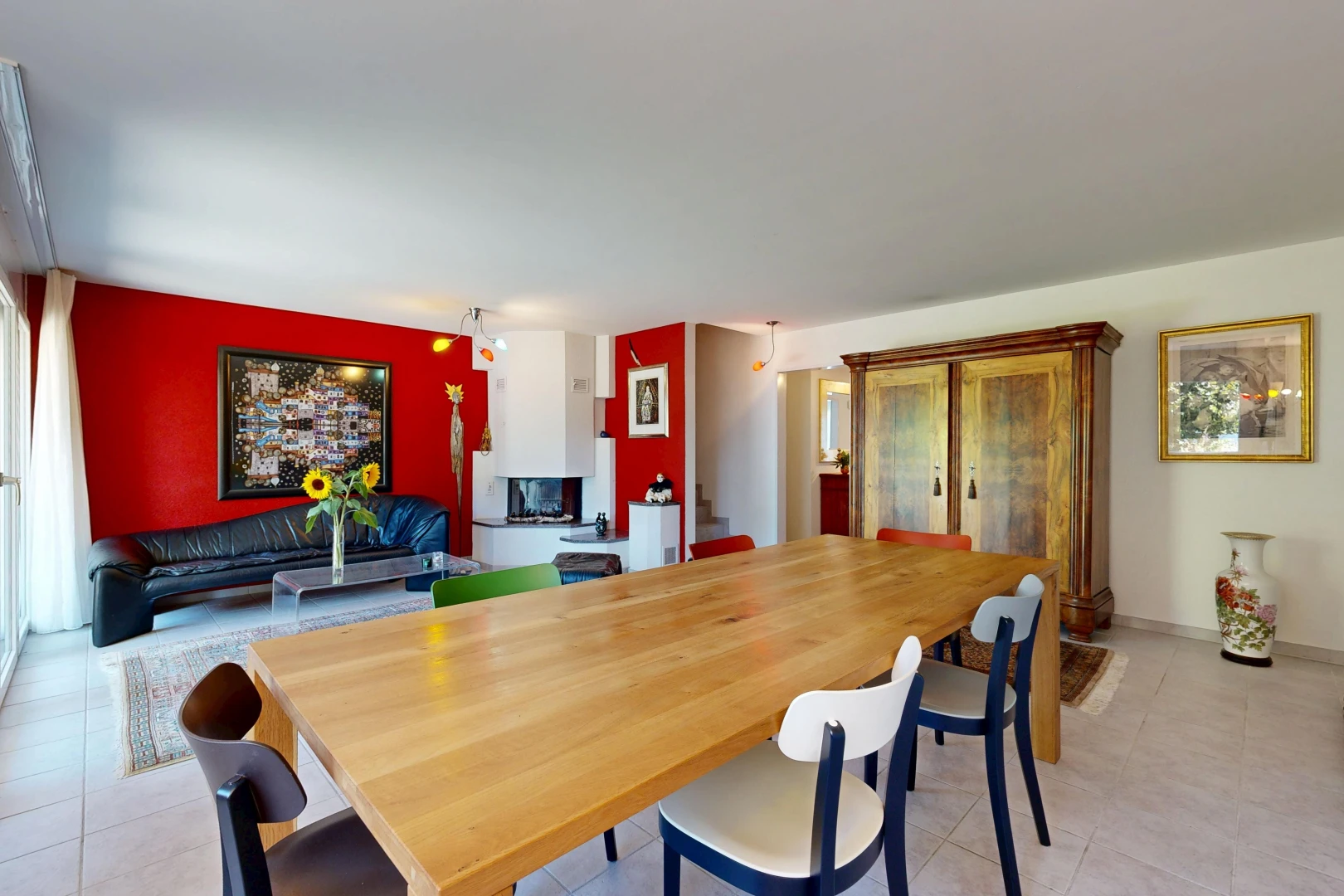 wohn- / esszimmer mit drywall, gipskartonwand, treppen, inside property, und light floor