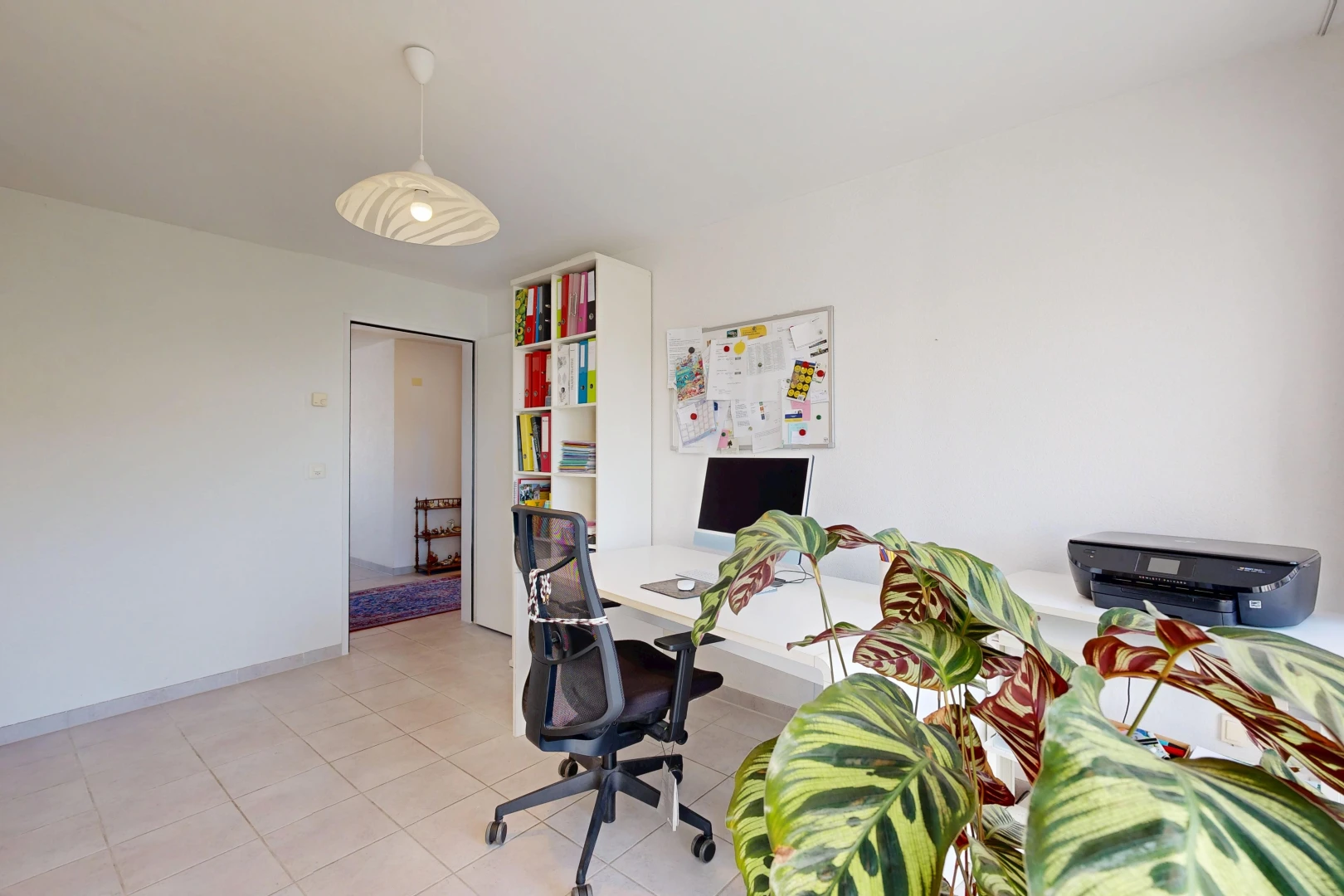 büro mit pendelleuchte, gipskartonwand, drywall, sockelleisten, und baseboards wall