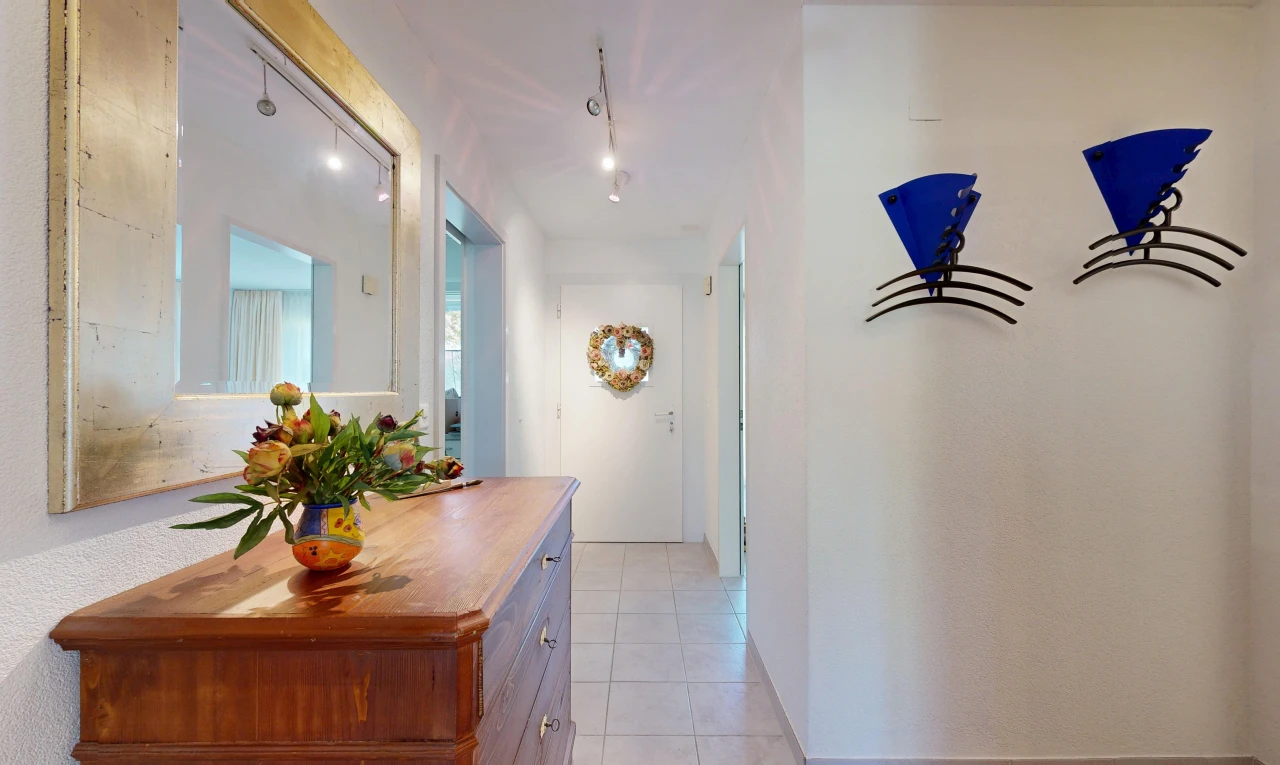 halle / korridor mit inside property, drywall, gipskartonwand, tile floor, und fliesenboden