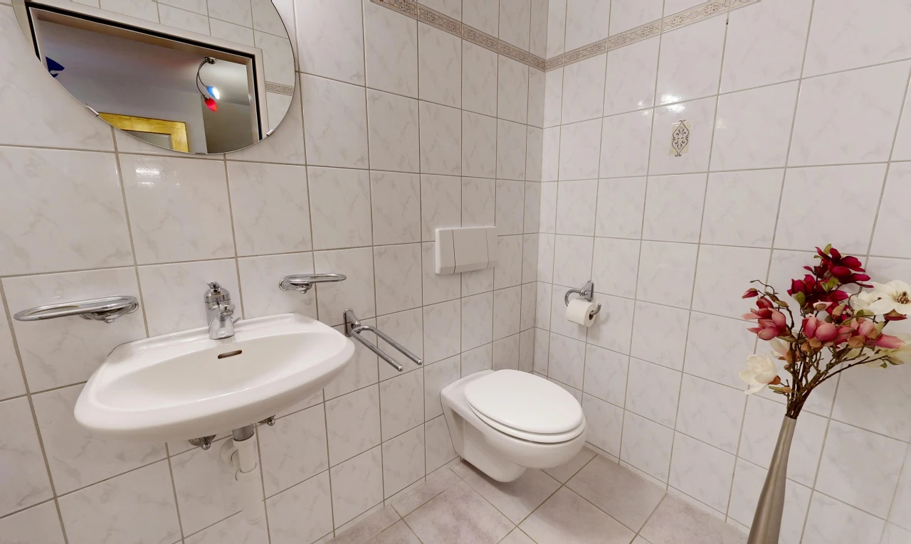 bad mit tile wall, fliesenwand, spiegel, gäste-wc, und waschbecken