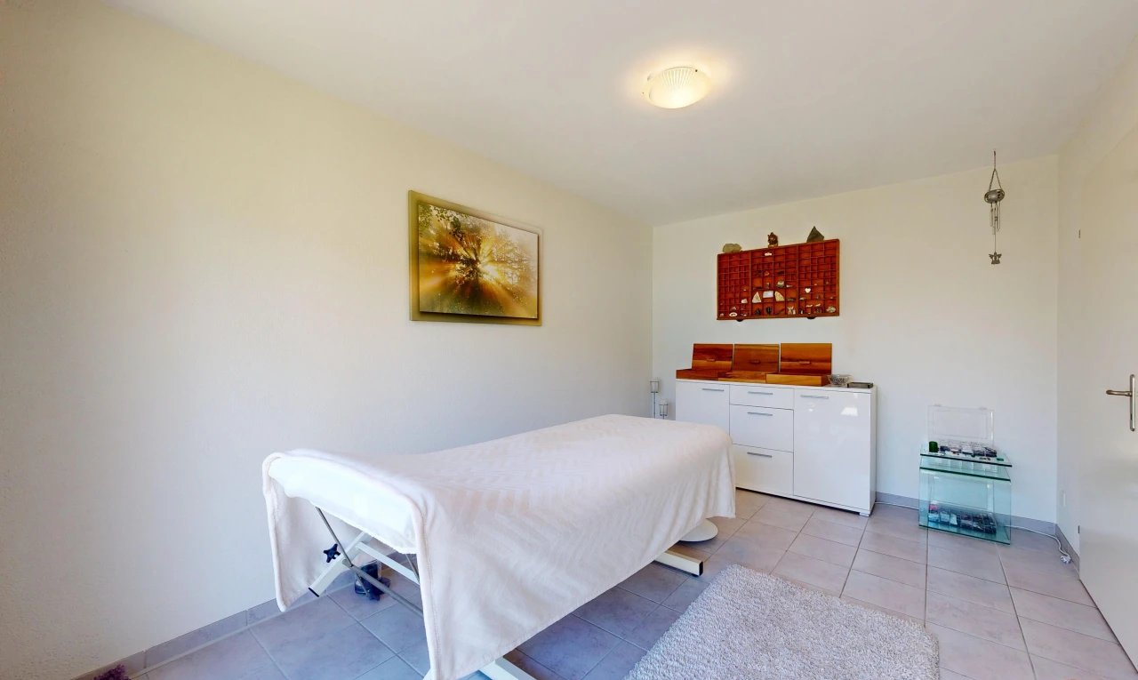 zimmer / schlafzimmer mit drywall, gipskartonwand, light floor, tile floor, und fliesenboden