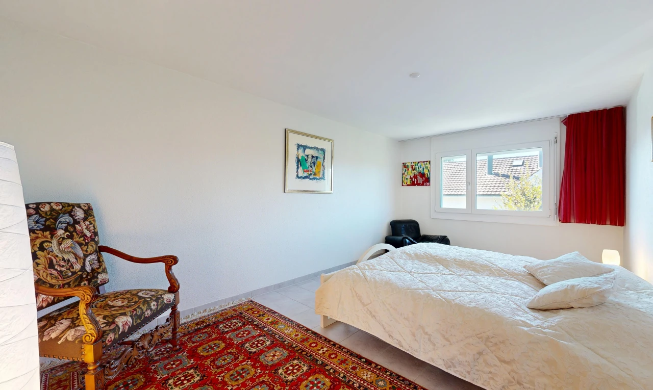 zimmer / schlafzimmer mit gipskartonwand, drywall, und inside property