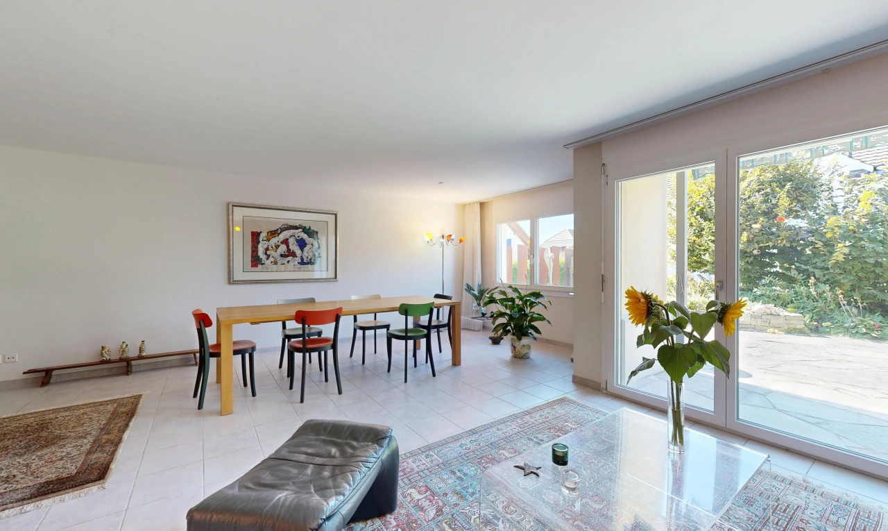 esszimmer mit außenzugang, gipskartonwand, drywall, inside property, und light floor