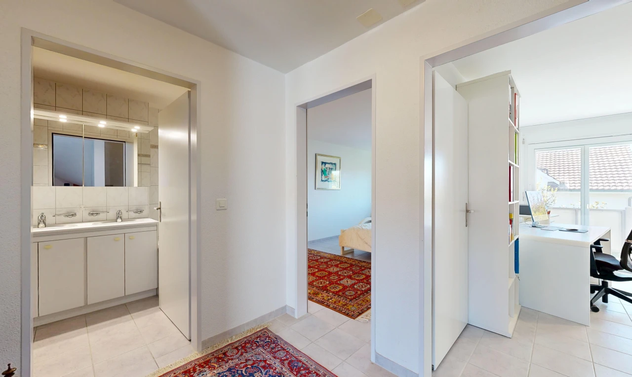 halle / korridor mit light floor, inside property, drywall, gipskartonwand, und tile floor