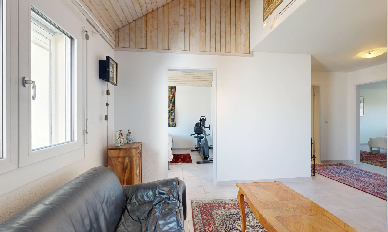 wohnzimmer mit drywall, gipskartonwand, inside property, vaulted ceiling, und dachschräge