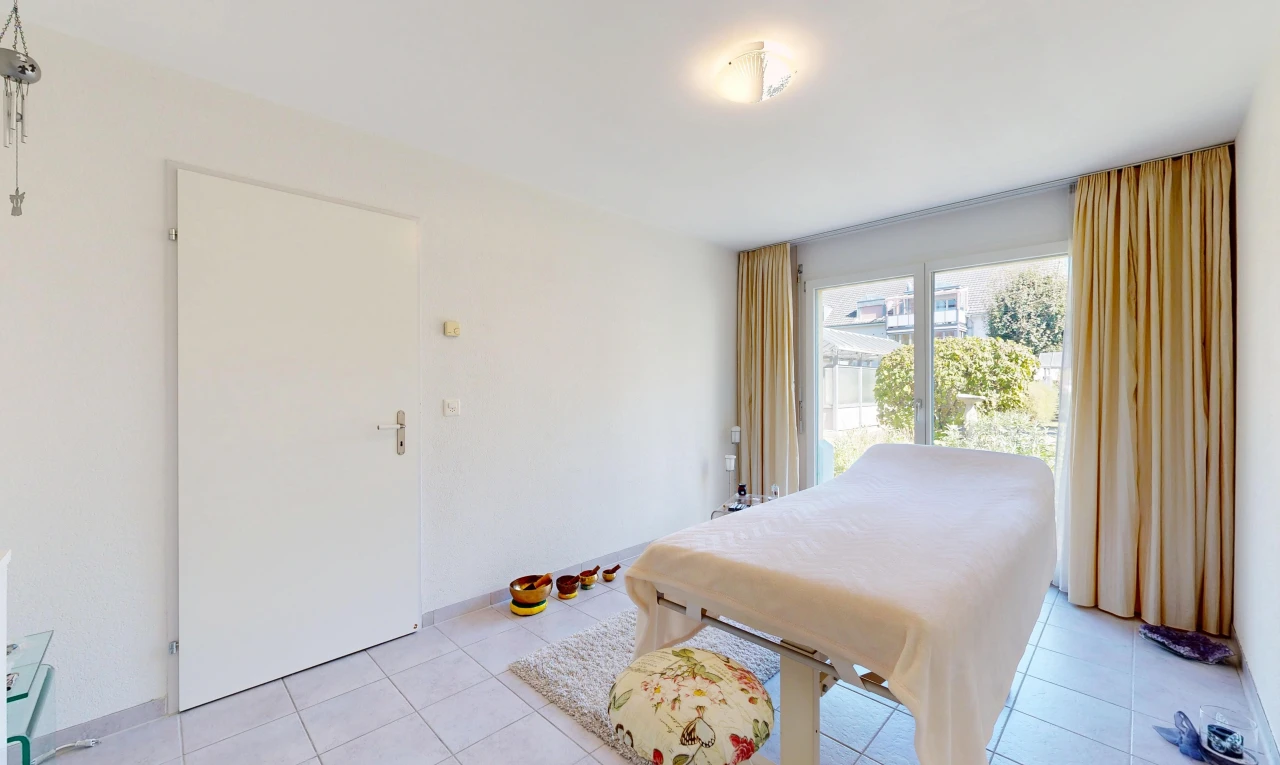 zimmer / schlafzimmer mit drywall, gipskartonwand, light floor, außenzugang, und inside property
