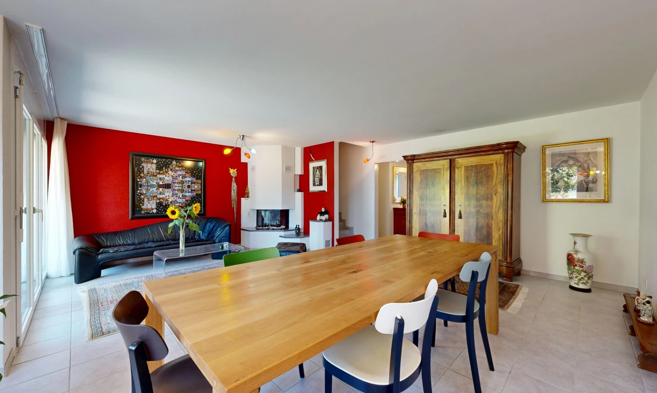 wohn- / esszimmer mit drywall, gipskartonwand, treppen, inside property, und light floor