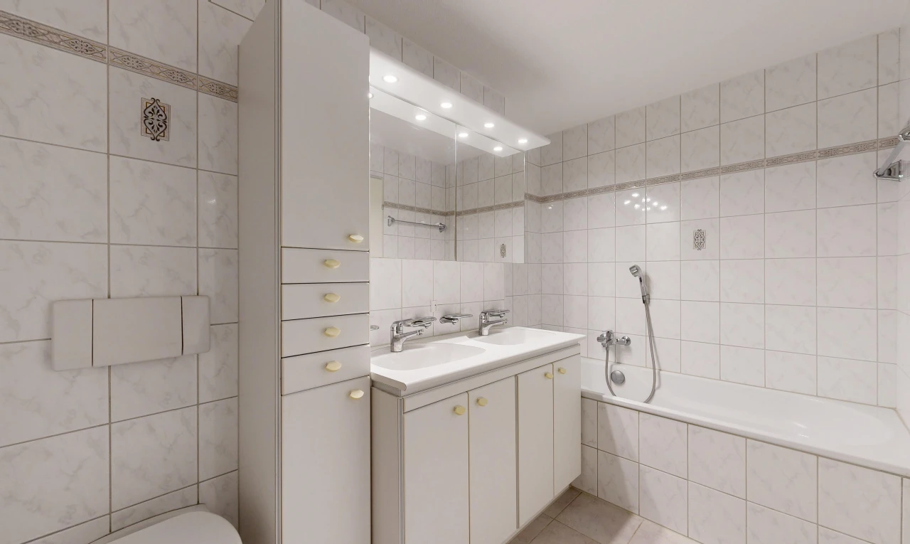bad mit fliesenwand, tile wall, komplettes badezimmer, doppelwaschtisch, und inside property