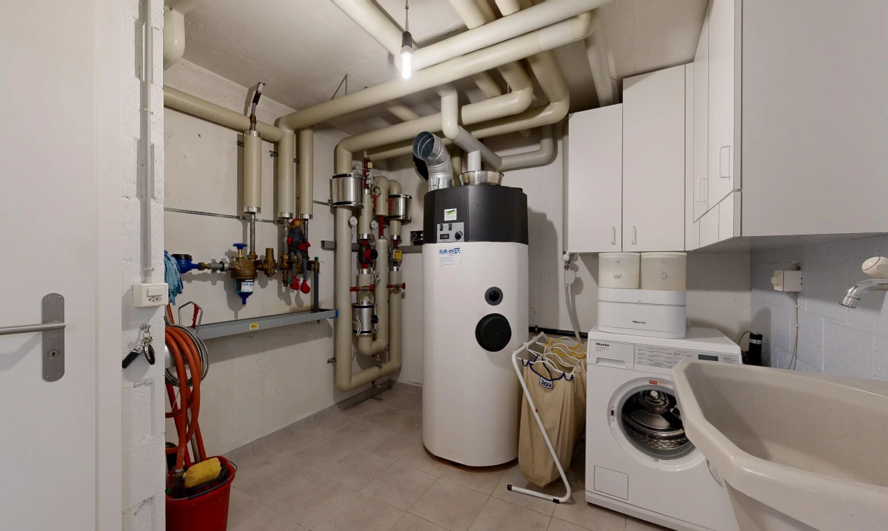 wäschekammer mit wasserkocher, tumbler, wäscherei, inside property, und light floor