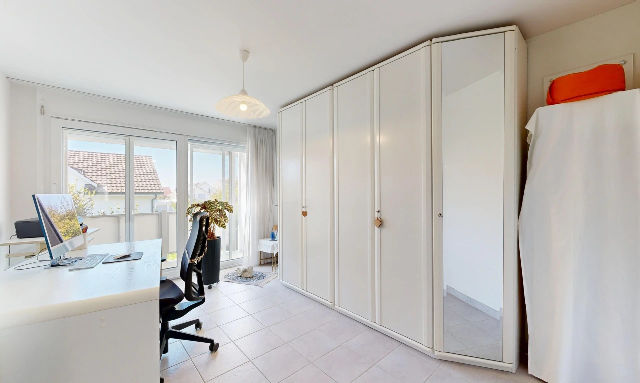 büro mit pendelleuchte, light floor, fernseher, tile floor, und fliesenboden