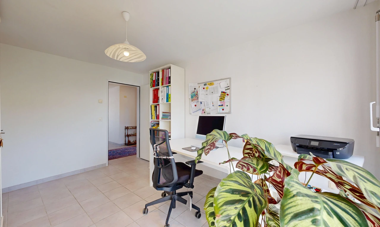 büro mit pendelleuchte, gipskartonwand, drywall, sockelleisten, und baseboards wall