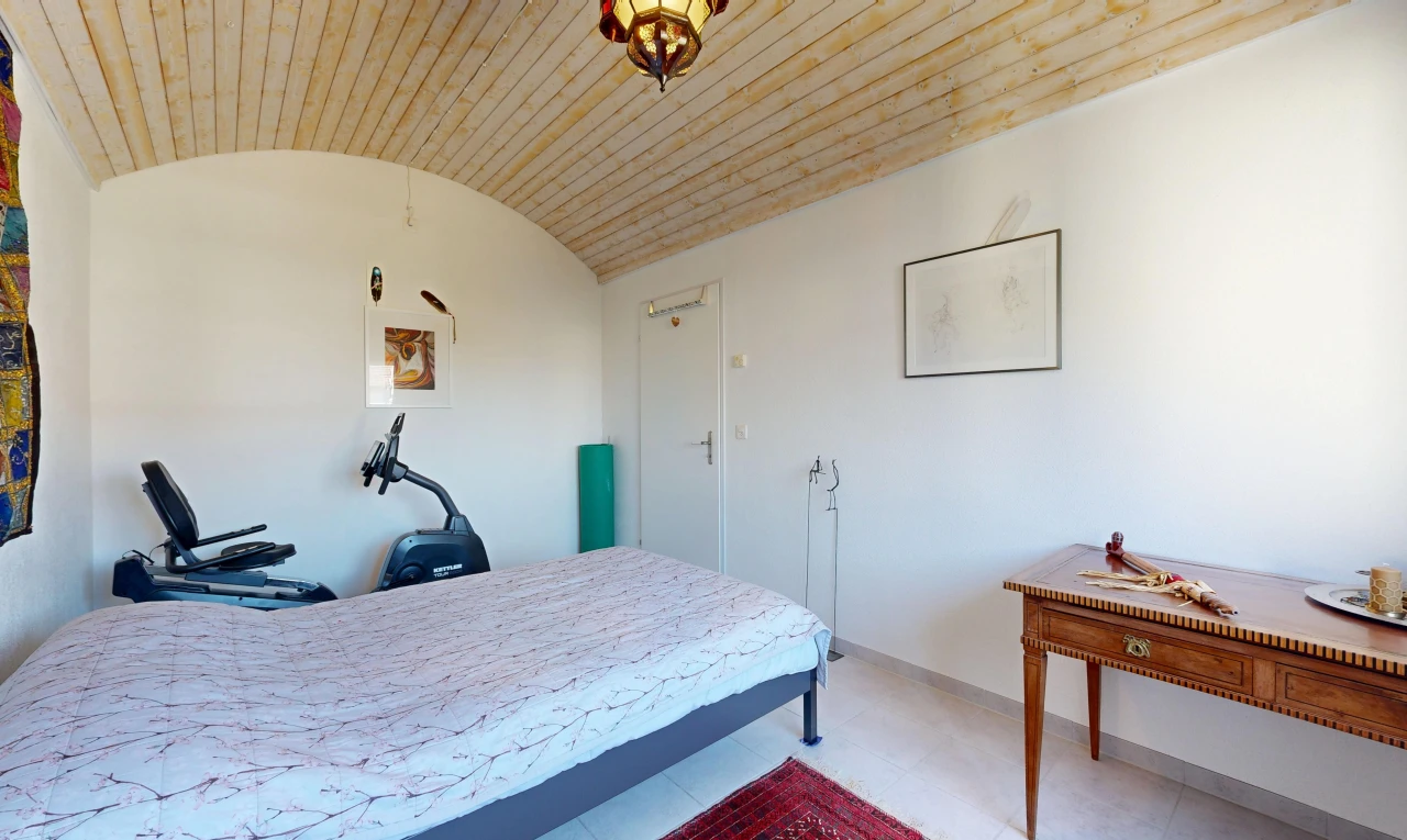 zimmer / schlafzimmer mit high end ceiling, drywall, gipskartonwand, barrel ceiling, und tonnengewölbe