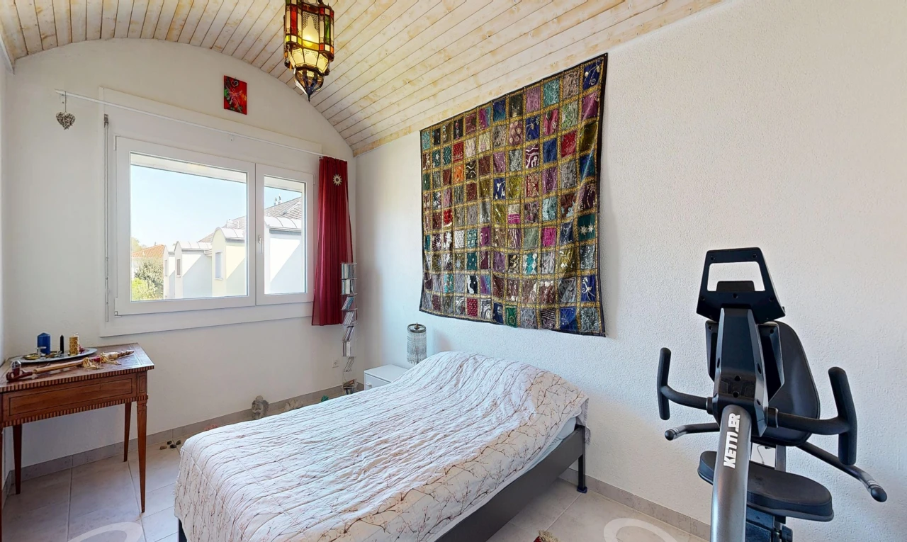 zimmer / schlafzimmer mit high end ceiling, dachschräge, vaulted ceiling, sockelleisten, und baseboards wall