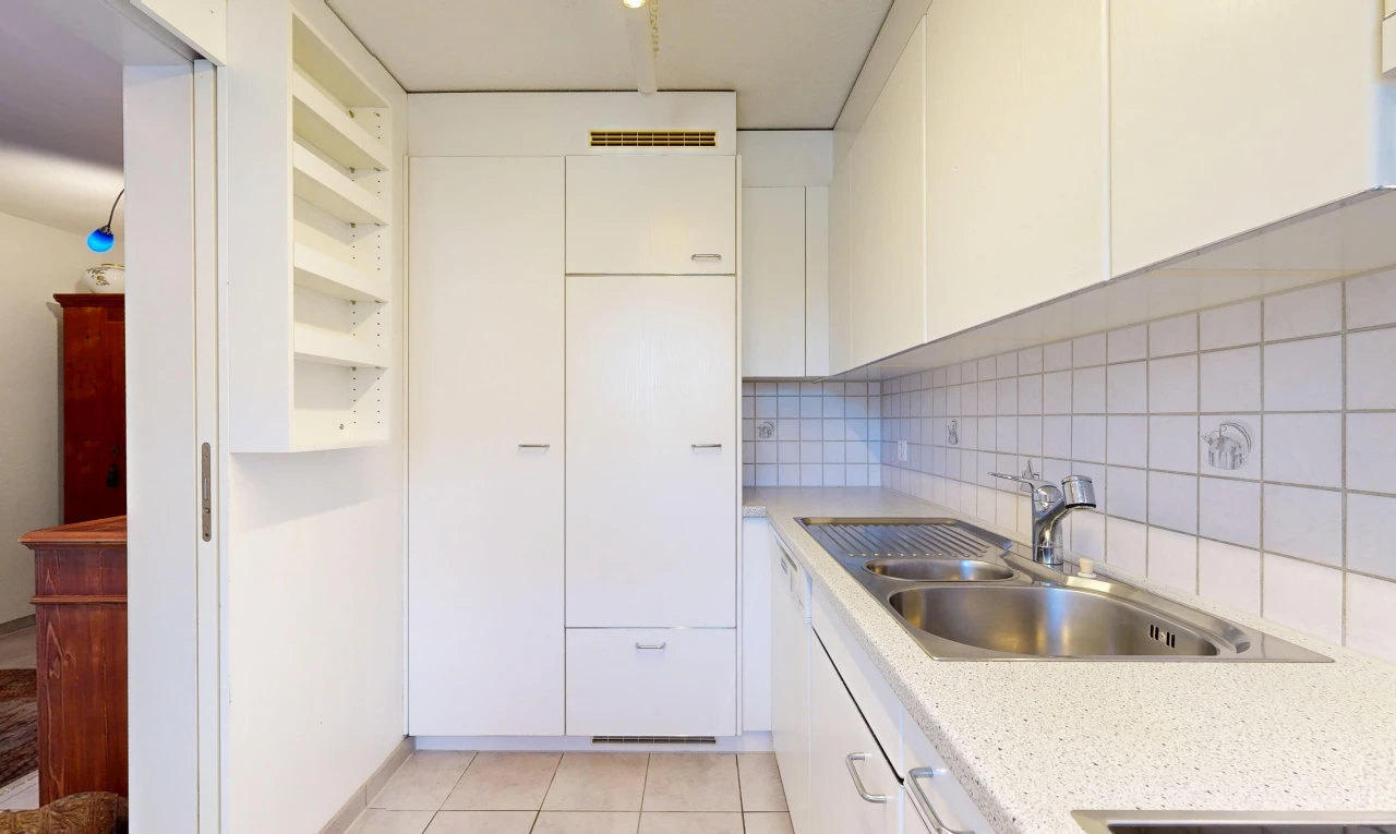küche mit light countertops, arbeitsplatten, white cabinets, weiße schränke, und waschbecken