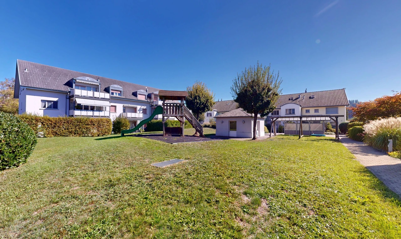 garten mit spielplatz, rasen, und day time