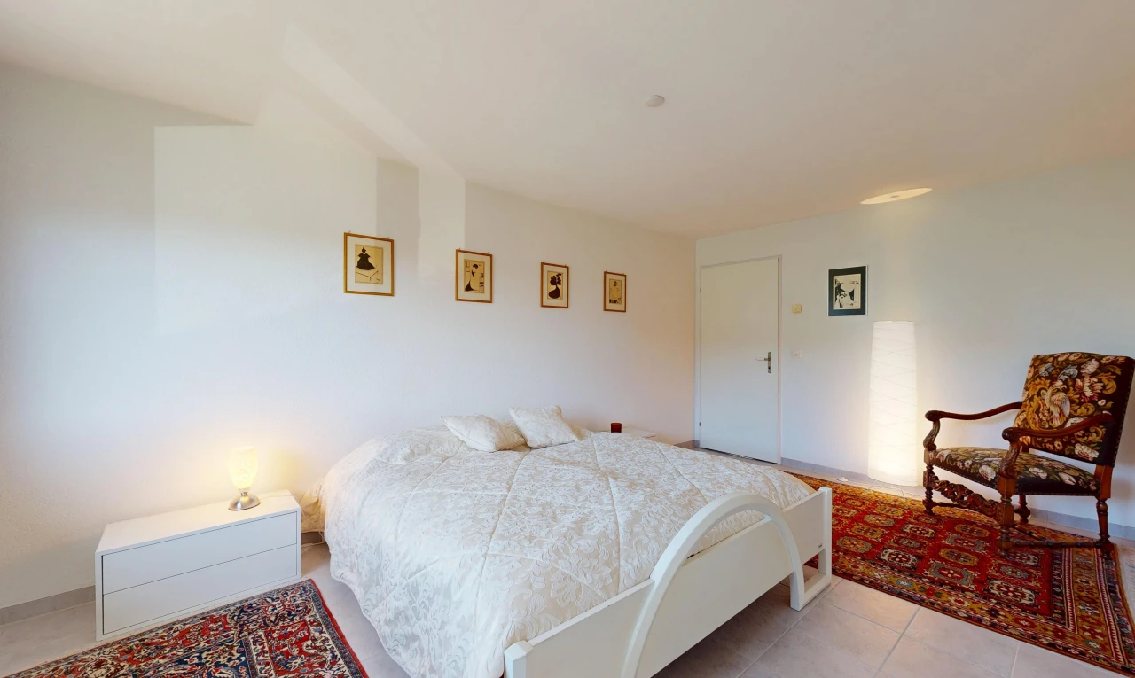 zimmer / schlafzimmer mit drywall, gipskartonwand, inside property, light floor, und tile floor