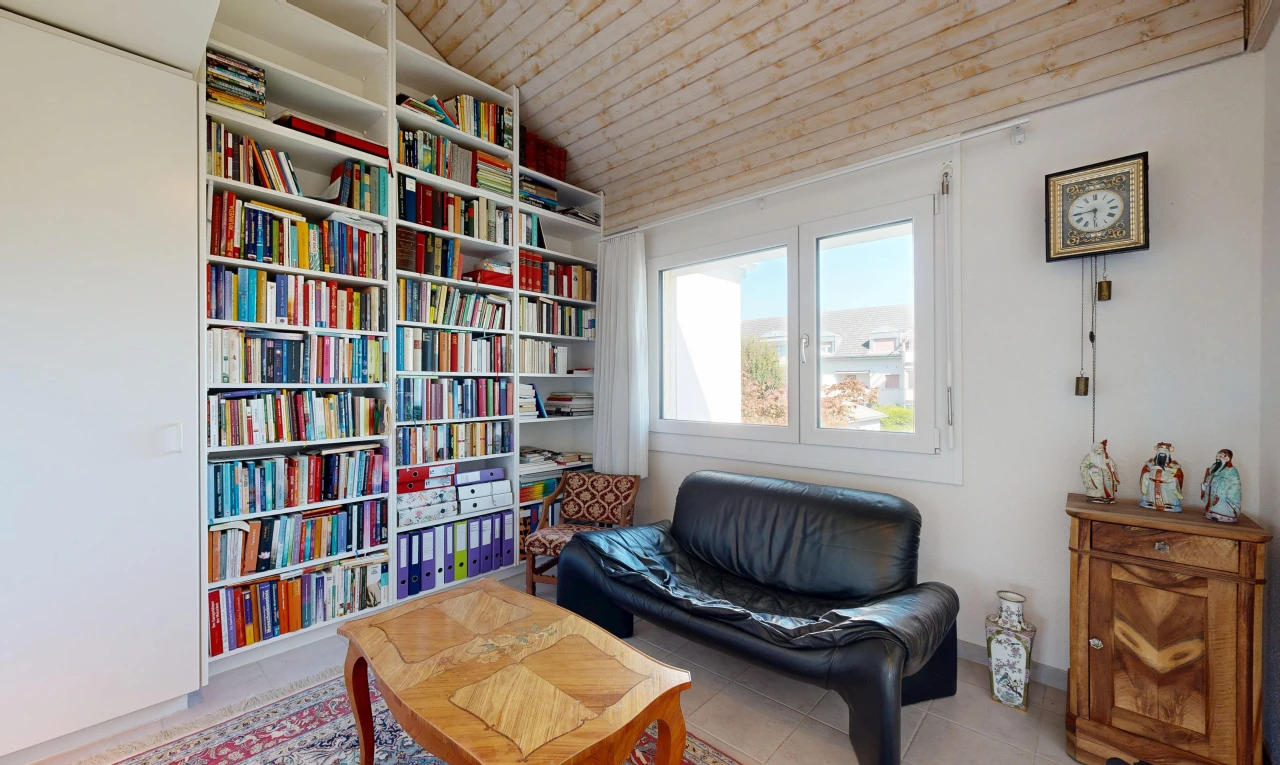 wohnzimmer mit wood ceiling, holzdecke, bibliothek, eingebaute regale, und vaulted ceiling