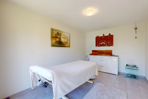 zimmer / schlafzimmer mit drywall, gipskartonwand, light floor, tile floor, und fliesenboden