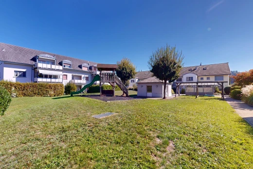 garten mit spielplatz, rasen, und day time
